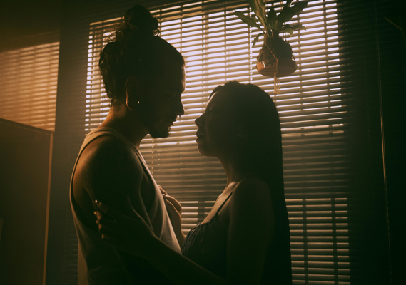 Pareja intercultural comunicándose