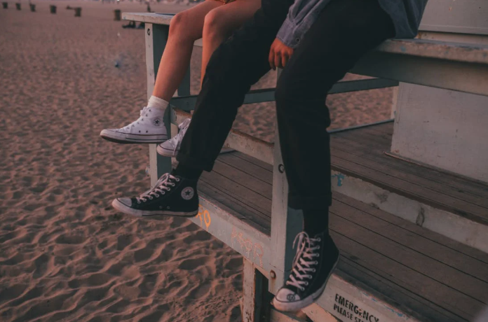 Pareja intercultural en conversación