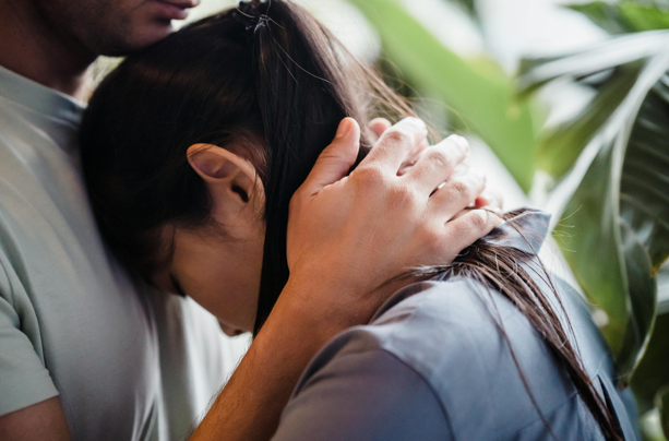 Pareja que se da soporte emocional mutuo